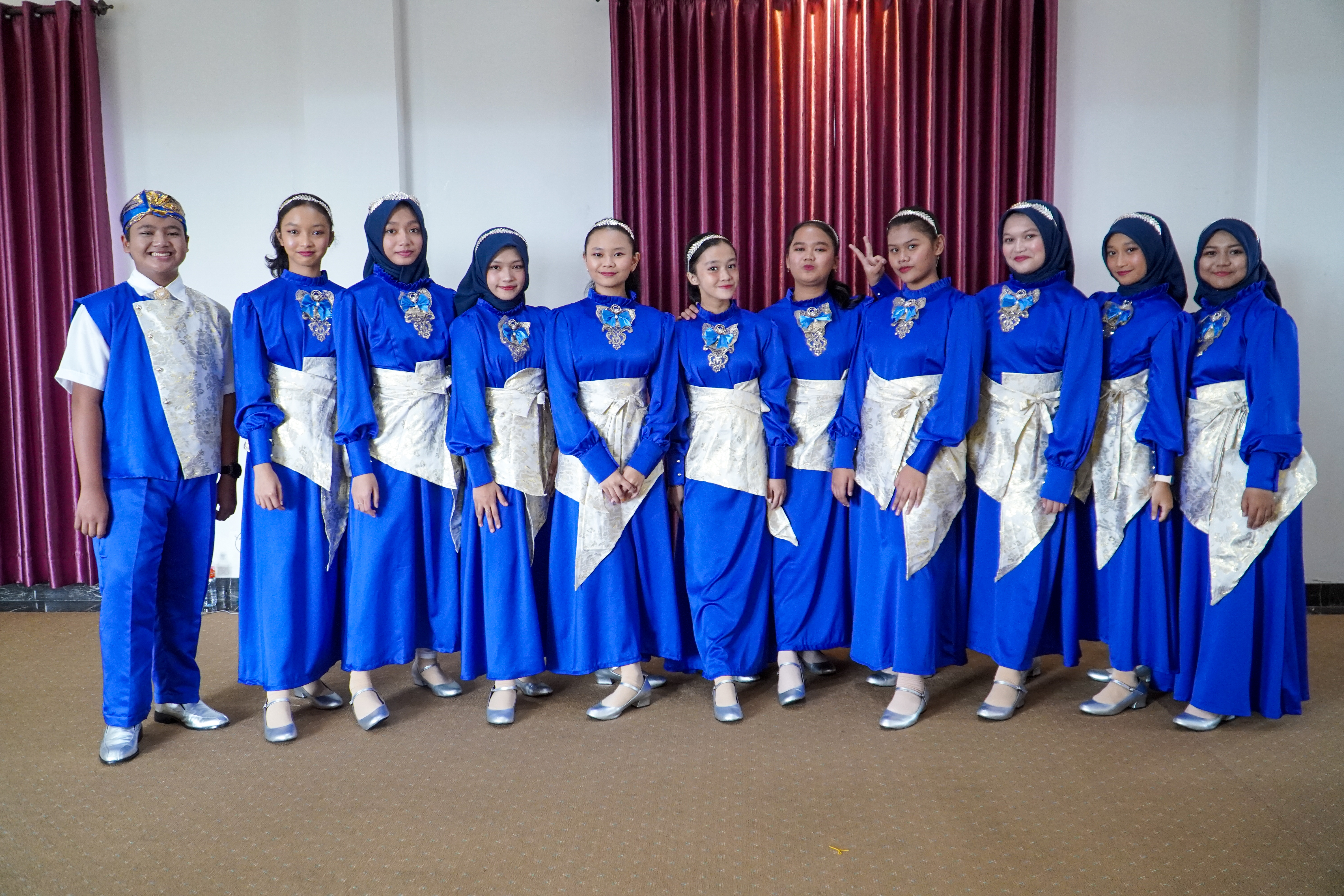 Sepatu seragam paduan suara