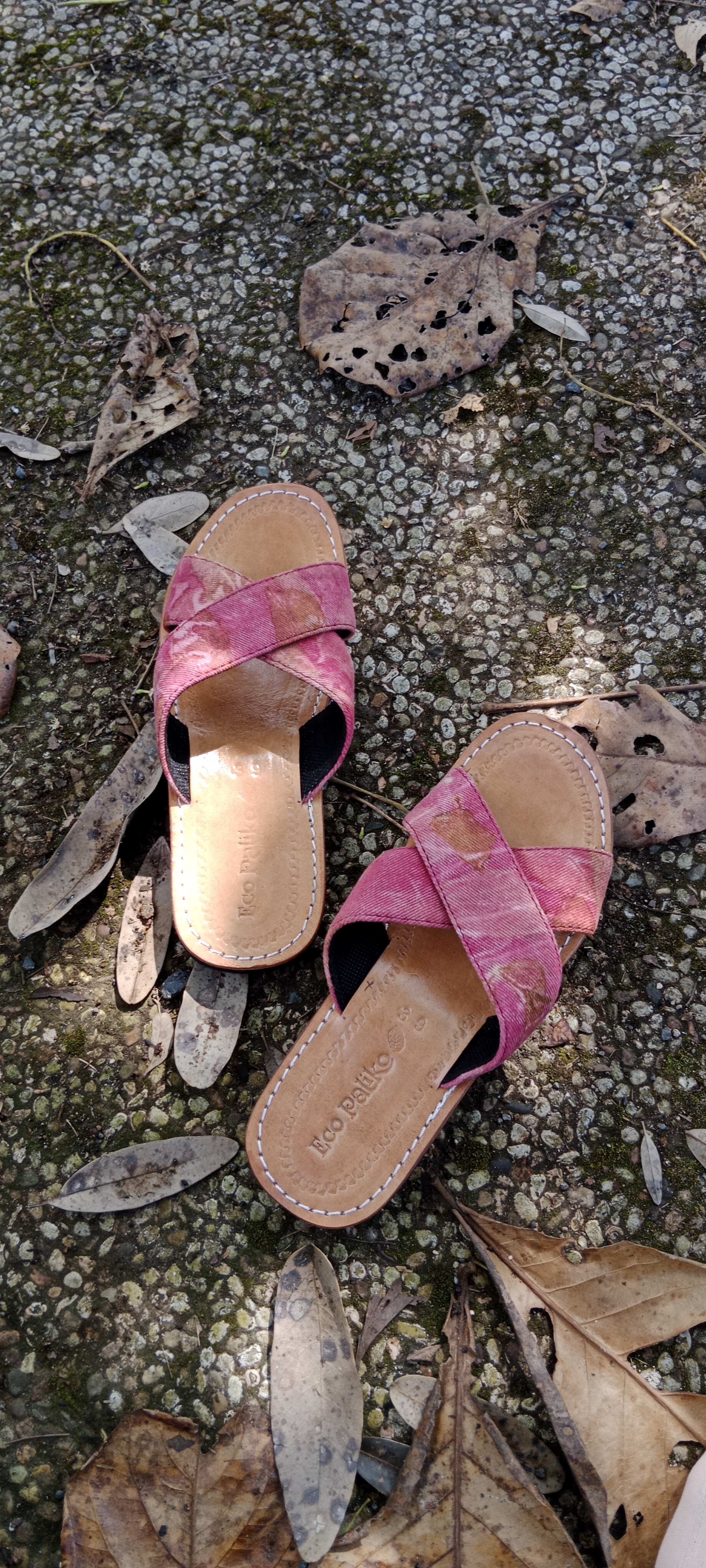 Sandal datuak ecoprint silang wanita